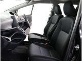 シックな色使いの運転席周りですね。すっきりとしたデザインで上品な色使いです。居心地の良い運転席長く座ってられるリラックスできるデザインがいいですね。