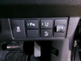 パーキングセンサーや横滑りを防ぐVSA等のスイッチ類は運転席の右側、手の届きやすい位置にあります。