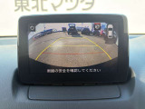 後退時に車両の後ろ側をモニター画面に表示します。車庫入れなどでバックする際に後方確認ができて便利です。車庫入れが苦手な人もこれで安心。