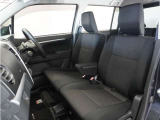 運転席と助手席は足元が繋がっているので自由に行き来しやすいので駐車場が狭いときでも助手席側からスムーズに乗り降りできて便利!