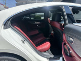 メルセデス・ベンツの定める厳しい基準をクリアしたお車のみをご案内させて頂きます。納車前整備はメーカー規定に基づき当店3Fの指定工場で入念に行なわれます。熟練のメカニックがお客様のお車を整備致します。