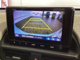 リバースギアに入れるだけで後方の表示へ切り替わります。夜間や雨の日の駐車も楽になりますよ。