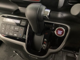 CVT車のセレクトレバーです。低速から高速まで、変速ショックのないスムーズな走りを実現するとともに、エンジン効率のよい領域を維持することで燃費にも貢献します。