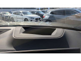 ヘッドアップディスプレイ装備です。運転時の視界に様々な情報が投影されます。