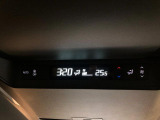 【リアオートエアコン】広い後部座席には必須の機能!風量や温度を自動で調整し前席と同様な車内環境にしてくれるリアオートエアコンを装備。夏の暑さも冬の寒さもストレスなく快適にお過ごしいただけます♪