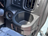 運転席ハンドルの右側にもドリンクホルダーがございます!お飲み物だけではなく、携帯電話なども置けますね♪