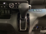 CVT車のセレクトレバーです。低速から高速まで、変速ショックのないスムーズな走りを実現するとともに、エンジン効率のよい領域を維持することで燃費にも貢献します。