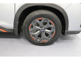 タイヤホイールは17インチになります!225/60R17を装備!純正アルミホイールになります!ホイールにホイールデカールを装着、お洒落です!
