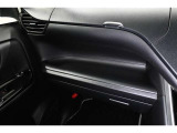 インパネテーブル装備!車内での小物などを一時的に置くとき利用できます。