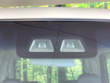 【スマートアシスト】走行中に前方の車両等を認識し、衝突しそうな時は警報とブレーキで衝突回避と被害軽減をアシスト。より安全にドライブをお楽しみいただけます。