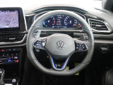 Volkswagen全車共通の上質な本革を使用した手触りのしっとりとしたステアリングです。唯一素肌が触れるハンドルは上位モデルと同じ握り心地になっております。