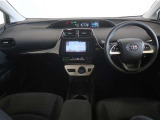 洗練されたデザインのインパネが、車内空間に上質な印象を演出。操作系がすっきりとまとめられ、運転中も視線移動が少なく快適です。