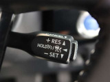 アダプティブクルーズコントロール機能付きです。走行中に先行車の様子を検知しながら、設定した車速の範囲内で先行車との距離のキープを支援します。詳細は販売店スタッフまでおたずねください。