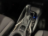中古車選びで意外と見落としがちなポイントが、シフトレバー周辺の状態です。今回掲載している画像では、操作部分の使用感をはじめ、パネルの傷や擦れ、ボタン類の動作跡など、確認していただけます。