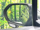 【ブラインドスポットモニター】走行中、ドアミラーの死角になりやすい箇所に後続車が接近するとサイドミラーのレンズに警告を表示!ドライバーに注意喚起をしてくれます。