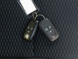 電子キーをポケットやカバンに入れているだけで、ドアの開錠・施錠が行えます。荷物を抱えていてもラクラク開閉です。エンジン始動も行えます。
