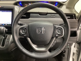 ハンドルにHondaセンシング系のクルーズコントロールやレーンキープアシストなどのスイッチと、オーディオの操作スイッチが装備されています。ハンドルから手を離さず安全に操作できます。