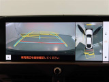 パノラミックビューモニター付きです。車両を上から見たような映像をモニター画面に表示。運転席からの目視では見にくい、車両周辺の状況をリアルタイムでしっかり確認できます。