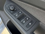 運転席ドアに集約されたパワーウィンドスイッチで全窓をスマートに操作できます。
