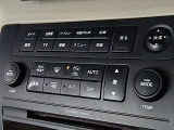 温度調節の簡単なデュアルオートエアコンを装備しています。