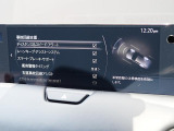 こちらのお車には先進安全装備が多数搭載されています。衝突被害を回避あるいは軽減するためのブレーキや、後方死角からの接近警報、車線逸脱を防止する警報装置など、詳しくはスタッフまでお尋ねください。