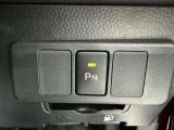 コーナーセンサーを車の前後に装備。障害物までの距離に応じて警告音を変えてお知らせ。縦列駐車時や駐車場・車庫などでの取り回しをサポートします。詳細は販売店スタッフまでおたずねください。