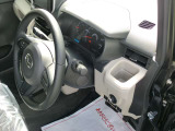 運転席側にも便利なドリンクホルダー付いています。