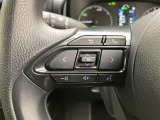 運転中、オーディオの操作をしてて、ハッとしたことはありませんか?ステアリングスイッチは、運転中でもハンドルでオーディオの操作が可能です。安全なドライブをサポートします。