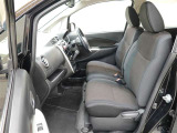 ベンチシートで運転席から助手席への移動もスムーズです!