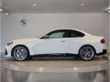 【拘りのFR】BMWが多く採用するFR車。ダイレクトでスポーティな加速感・シャープなハンドリングを実現。縦置きエンジンレイアウトにより、フラットで上質な乗り味です。