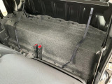 シートの後ろには手荷物や仕事道具の置き場に便意なスペースが確保されています