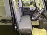 【ベンチシート】運転席と助手席の移動もスムーズ!狭い駐車場での乗り降りや、お子様の乗り降りにも便利です。座席の間にコンソールボックスやドリンクホルダーがないため、車内空間が広く感じます。