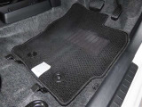 内装工程では、中古車を気持ちよくお乗りいただけるよう清掃しております。
