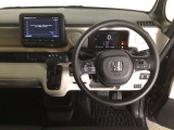 【ハンドル】運転にかかわる様々な操作を安全に行えるように視点移動が少なく操作性に配慮されたスイッチ類が凝縮されたコックピットです。