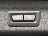 ●電動リアゲート:ワンタッチでリアゲートの開閉ができ、荷物などで両手が塞がっている状態でも簡単に開閉ができる便利機能です。