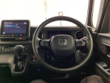 ホンダ純正メモリーナビ搭載なので、遠方へのドライブもお任せ下さい!ステアリング左手側にオーディオ関連のコントロールスイッチを配置しています。操作時は視線を逸らすことなく運転に集中できます