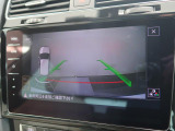ギアをリバースに入れると車両後方の映像を映し出します。画面にはガイドラインが表示され、車庫入れや縦列駐車などの際に安全確認をサポートします。