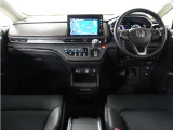 視界広々で運転しやすくロングドライブでも疲れを感じさせないすっきりとまとまったインパネ周りです。