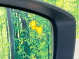 【ブラインドスポットモニタリング】走行中、ドアミラーの死角になりやすい箇所に後続車が接近するとサイドミラー付近に警告を表示、ドライバーに注意喚起をしてくれます。