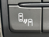 【ブラインドスポットモニタリング】走行中、ドアミラーの死角になりやすい箇所に後続車が接近するとサイドミラー付近に警告を表示、ドライバーに注意喚起をしてくれます。