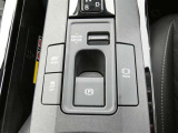 電動パーキングブレーキを搭載。スイッチ操作でパーキングブレーキを作動・解除することができるので操作の力が不要です。