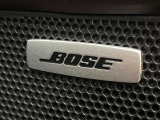 【BOSEサウンドシステム】メーカーオプションの高品位サウンドシステムを搭載。専用のチューニングが施された大小様々なスピーカーから良質なサウンドが奏でられ、臨場感あふれる音響空間を演出します。