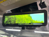 【スマートリヤビューミラー】後席の大きな荷物や同乗者で後方が確認しづらい時でも安心!カメラが撮影した車両後方の映像をルームミラー内に表示。クリアな視界で状況の確認が可能です!