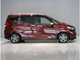 リアドアは両側電動スライドドア(パワースライドドア)です!スライドドアのお車ですと、狭いスペースでも乗り降りしやすいです。また、ワンアクションで開閉可能な電動スライドドアはうれしい装備ですね!