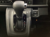 CVT車のセレクトレバーです。低速から高速まで、変速ショックのないスムーズな走りと、エンジン効率のよい領域を維持して燃費にも貢献します。サイドブレーキはスイッチ操作の電子制御パーキングブレーキです。