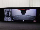 上から車両を見下ろしたような映像をナビゲーション画面に表示する「パノラミックビューモニター(左右確認サポート付)」も搭載しています。