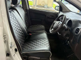 運転席の画像です。足元やシートまわりに余裕があり、リラックスした姿勢で運転が可能です。視界も良好で操作系へのアクセスもしやすく、快適で安心感のあるドライブをサポートします。