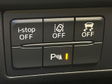 【レーンキープアシストシステム】高速道路走行時、車線からはみ出しそうな時にステアリングを制御し車線内を走行する様にアシスト。より安全な運転をサポートしてくれます!