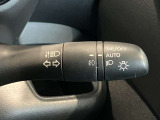 車外の明るさに応じでライトを点灯、消灯してくれるオートライト機能です☆お天気の良い昼間のトンネル走行などオートにしてると便利で安心です☆エンジン停止時にライトの消し忘れも無くなります☆