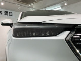 LEDヘッドライトは、点灯の瞬間から最大光量を発揮し、突然暗くなるトンネルなどでの安定感を高めます。